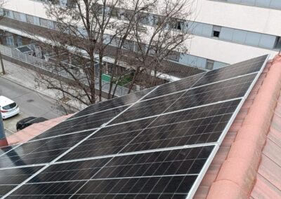 Instalación fotovoltaica en un tejado de vivienda