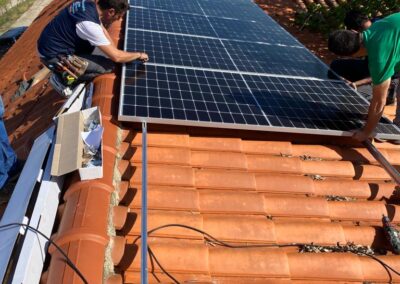 Instalación fotovoltaica en un tejado de vivienda