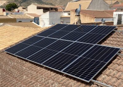 Instalación fotovoltaica en un tejado de vivienda