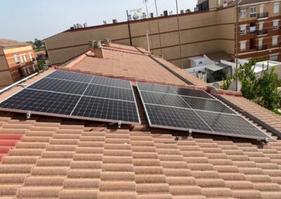 Instalación fotovoltaica en un tejado de vivienda