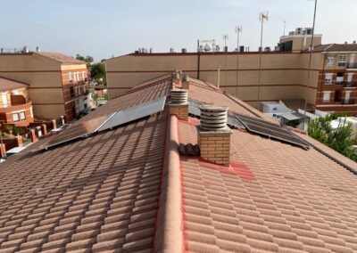 Instalación fotovoltaica en un tejado de vivienda