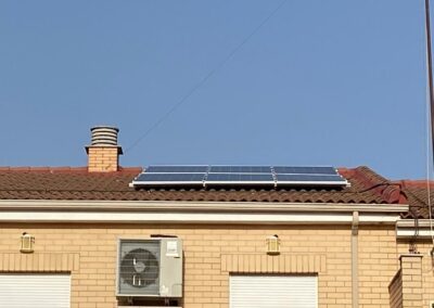 Instalación fotovoltaica en un tejado de vivienda