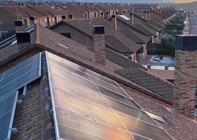 Instalación de placas solares en un tejado en Madrid al atardecer